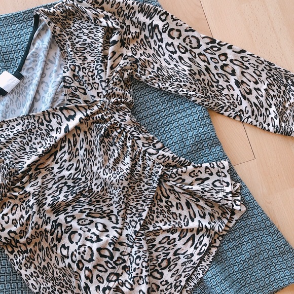 🐆 ISCA Leopard Print Surplice Ruched Top 🐆 - Picture 12 of 13